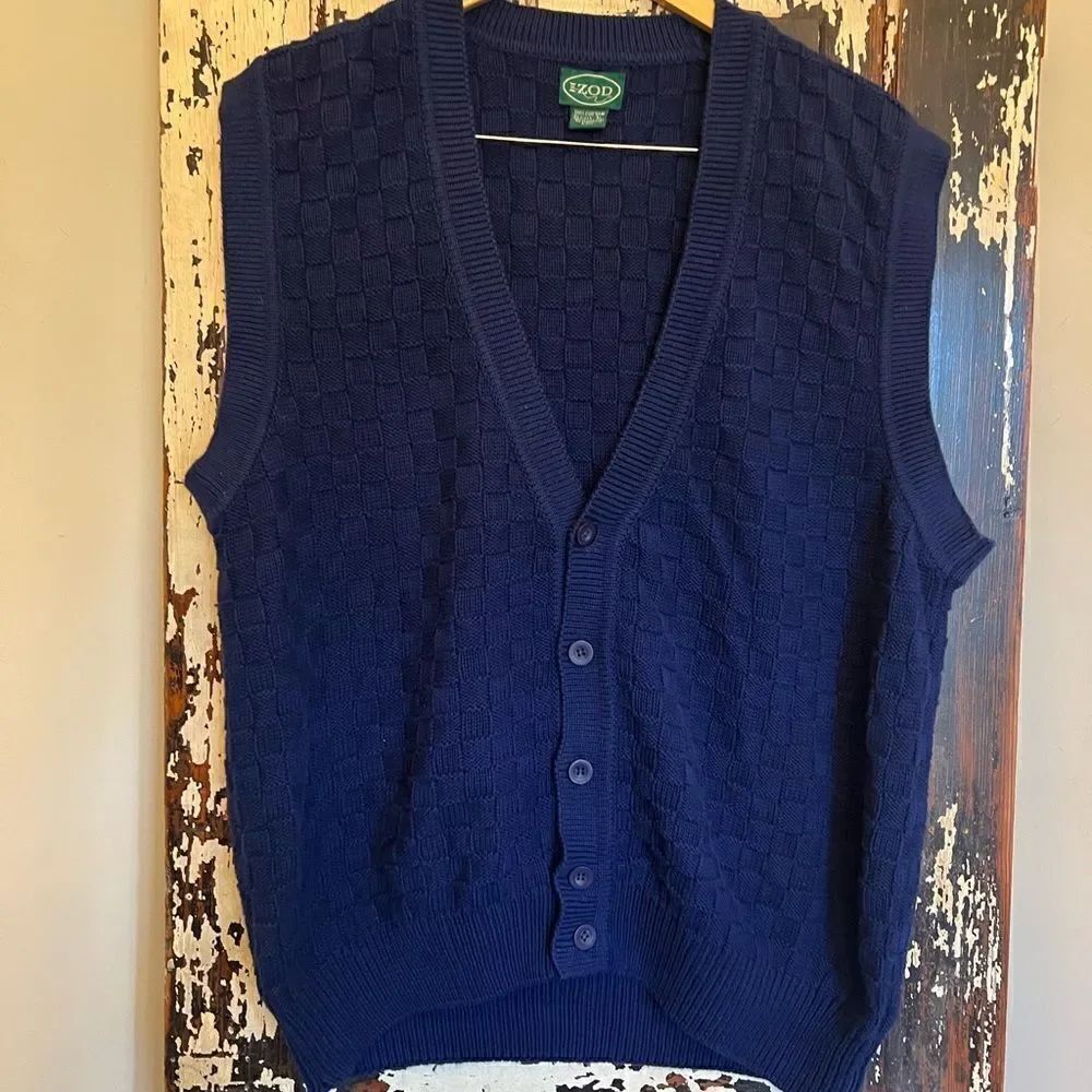 Men’s vintage Izod button sweater vest. Size L.